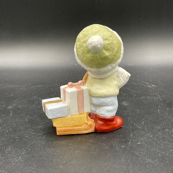 Vintage Porcelain Homco Christmas Boy With Sled & Presents Figurine #5556 - Picture 3 of 7